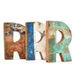 Letra R decorativa de madera reciclada