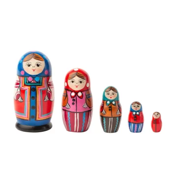 Matrioska muñecas rusas tradicionales hechas de madera de tilo