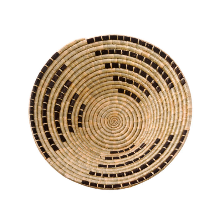 Plato de fibra vegetal decorativo y fabricado en Tanzania